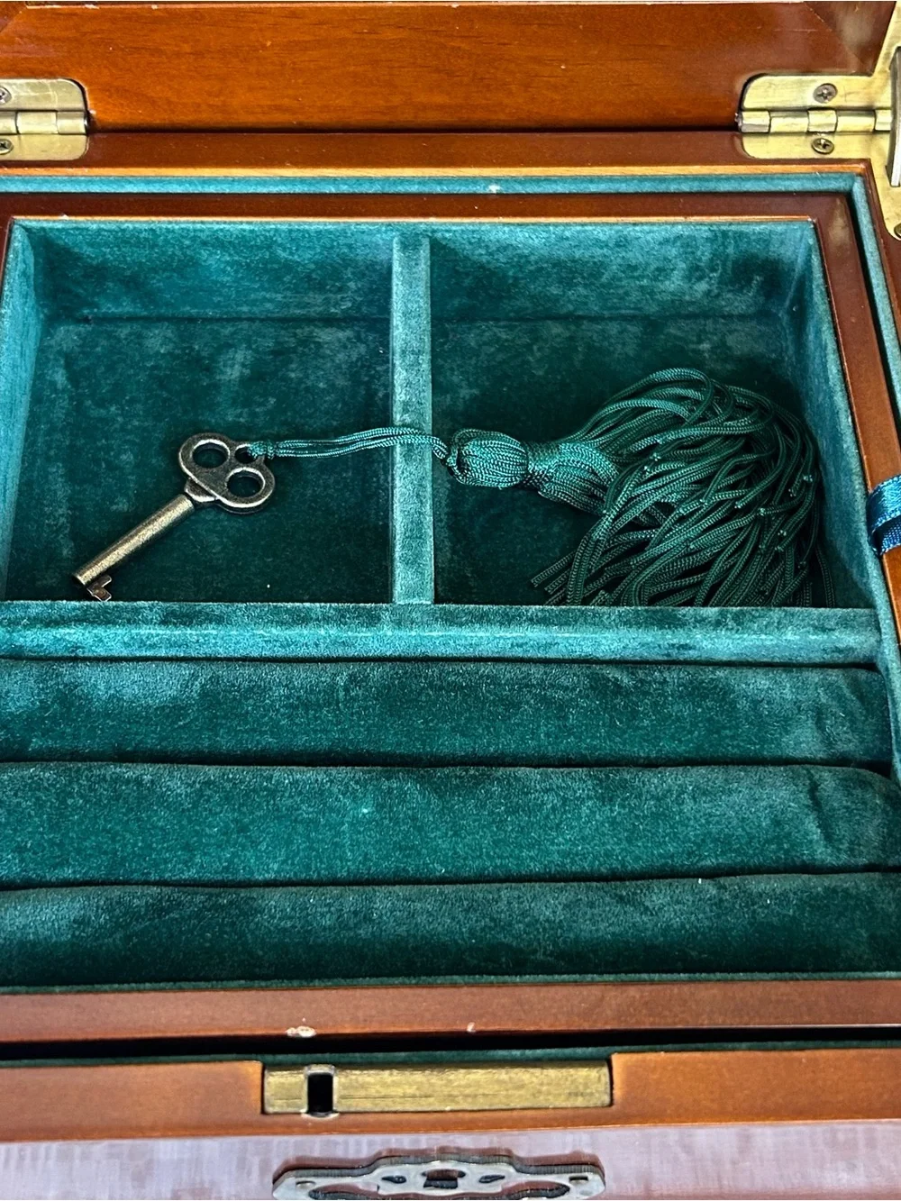 Bombay Jewelry Box locking with key, green velvet, removable tray ring holder
